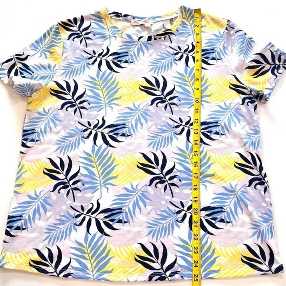 Fresh Produce lot of 2 women’s short sleeve tropical palm print tees in size XL. - Picture 4 of 8